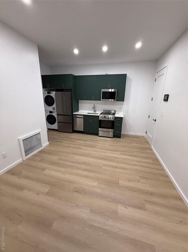 Foto del edificio - 74-45 62nd St