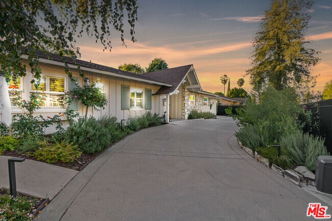 Building Photo - 4731 Deseret Dr