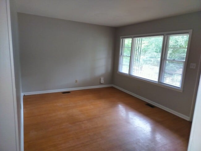 Building Photo - Move in today!