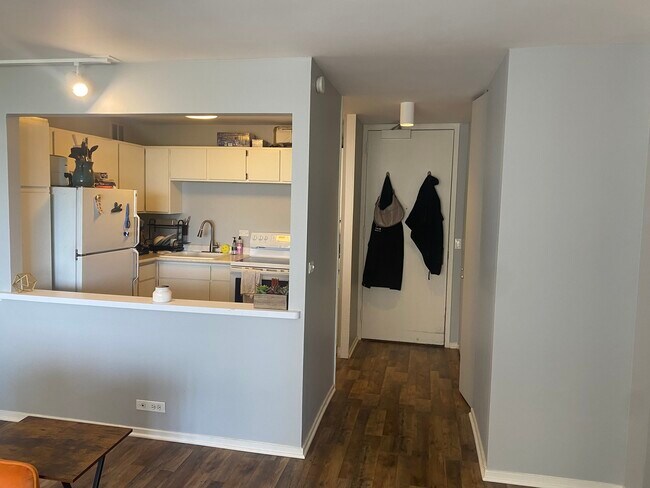 Foto del edificio - 2650 N Lakeview Ave