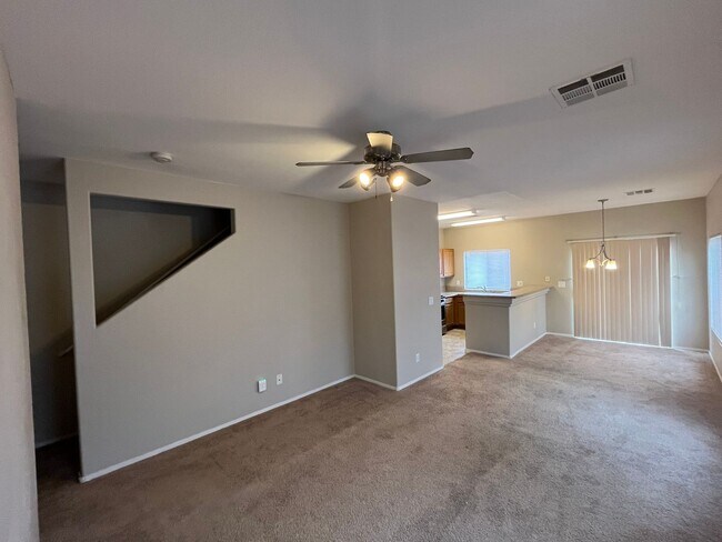 Building Photo - Beautiful Henderson 2 Bedroom Townhouse!