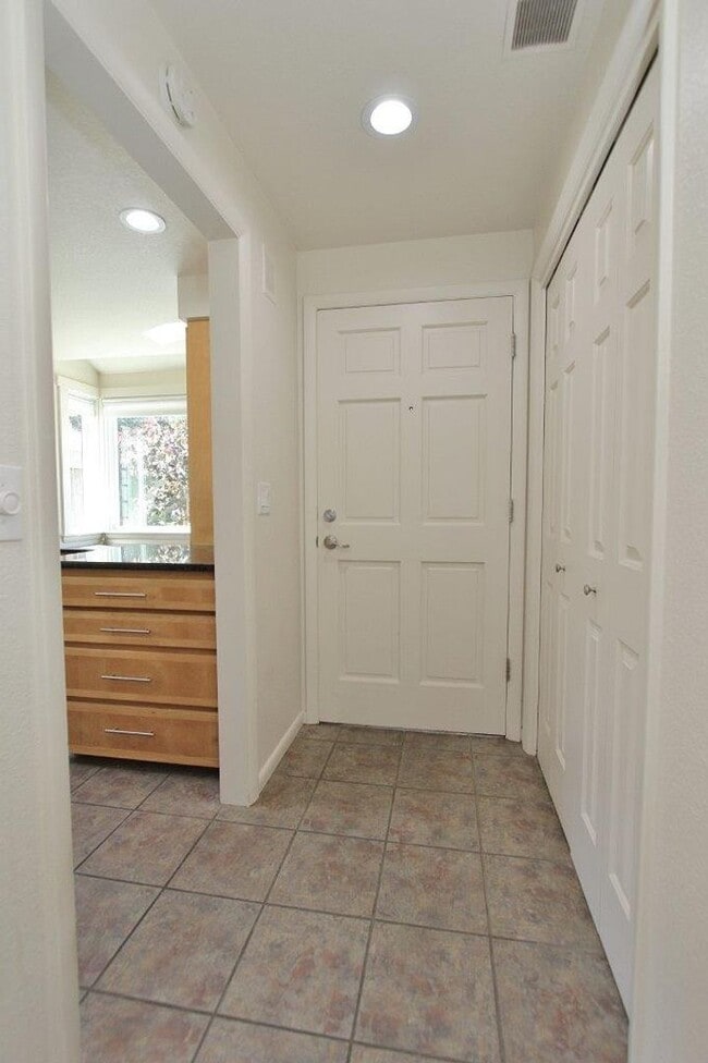 Building Photo - Premier End-Unit Condo in River Run