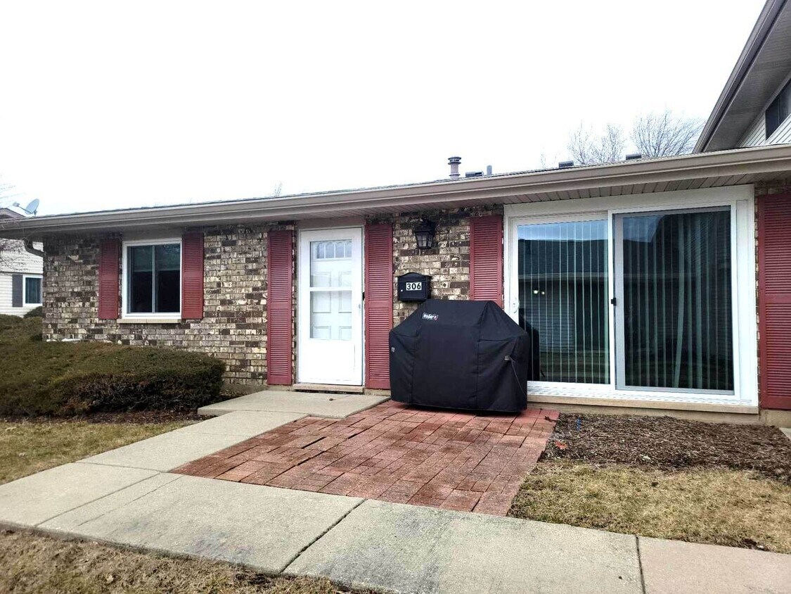 306 Covehill Ct Unit 306, Schaumburg, IL 60194 Room for Rent in