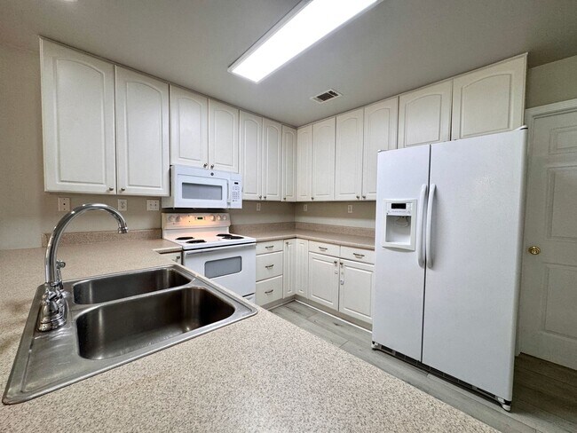 Foto del edificio - 642 Scoggins Rd