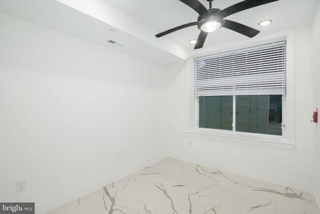 Foto del edificio - 2000 N Front St