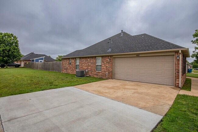 Building Photo - 1406 Hickory St