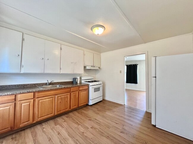 Building Photo - 2 Bedroom Home with Spacious Backyard