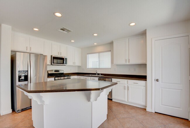 Building Photo - Fabulous 3 bed/2.5 bath two-story home in ...