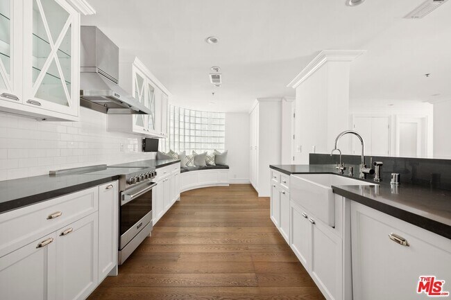 Foto del edificio - 2132 Century Park Ln