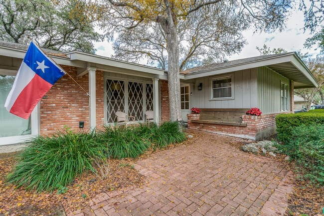 Building Photo - BEAUTIFUL SINGLE-STORY HOME IN MACARTHUR PARK