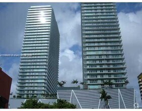 Building Photo - 1111 SW 1st Ave