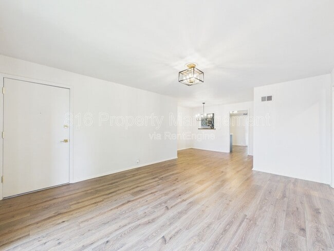 Building Photo - 439 W 104th St