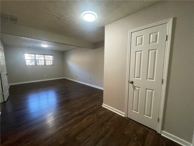 Foto del edificio - 3015 Cascade Manor Dr