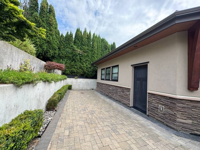 Building Photo - 20998 River Rd