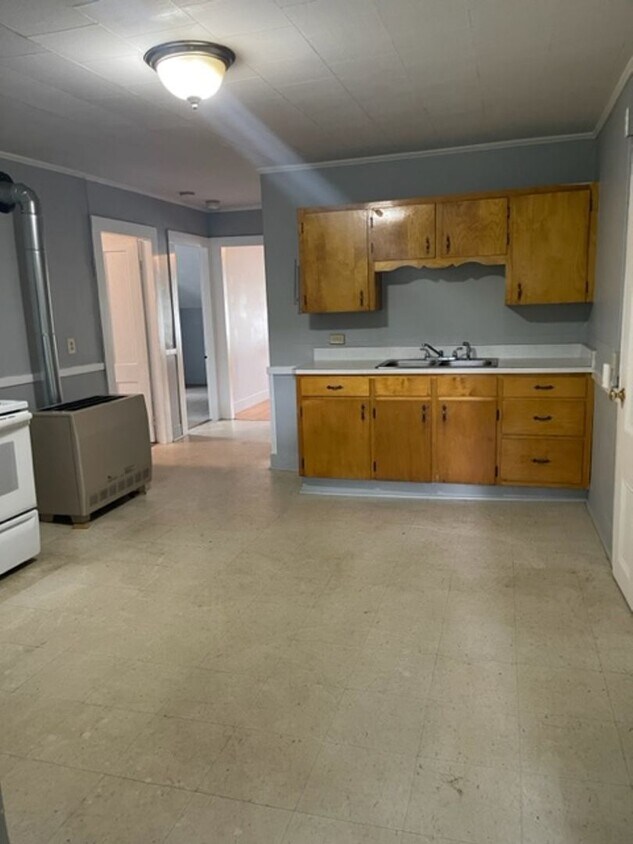4 Tutherly Ave Unit 4, Claremont, NH 03743 Room for Rent in Claremont