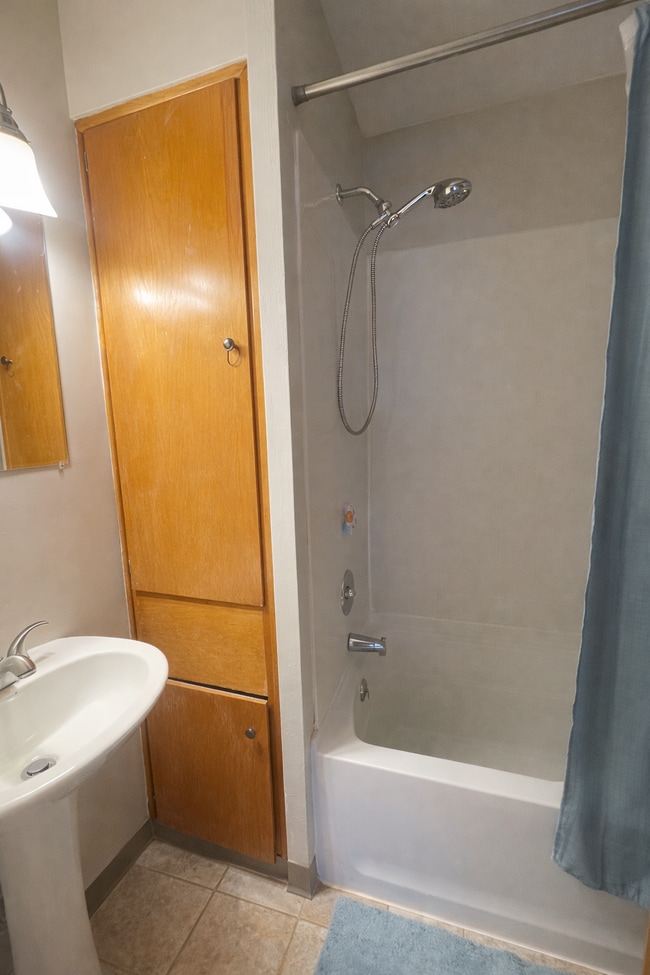 Building Photo - 230 W 4th St