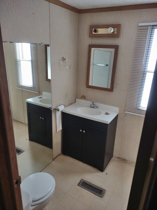 Building Photo - 2643 W Drexel Rd