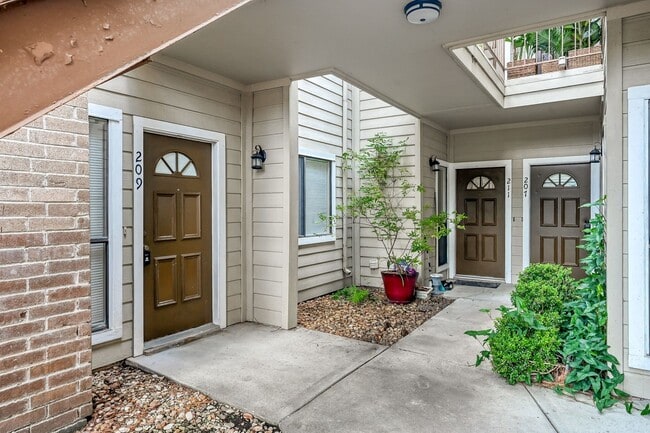 Building Photo - Cozy 2 bedroom in great neighborhood