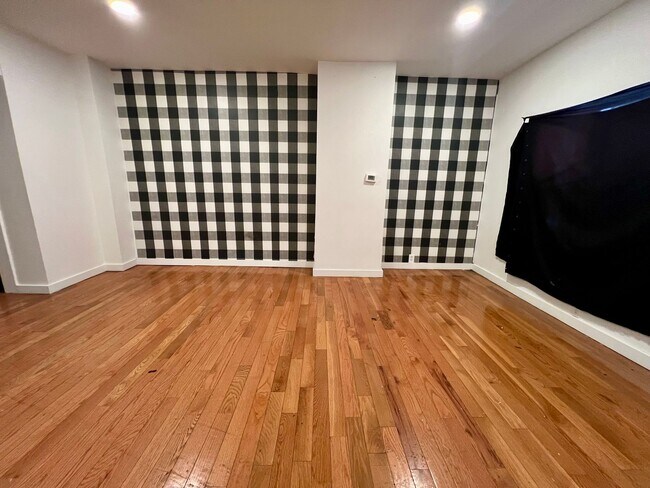 Building Photo - Stunning 3-Bedroom Townhome in Point Breeze! Available NOW!
