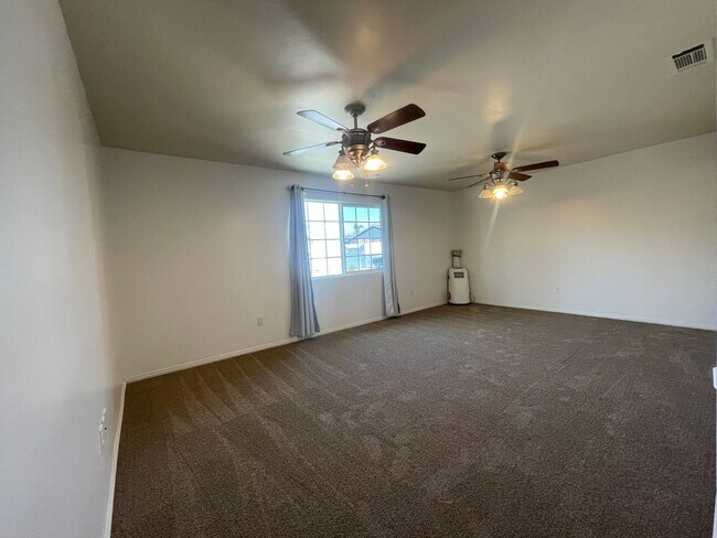 Foto del edificio - Must See! 4 Bedroom 3 Bathroom home in El ...