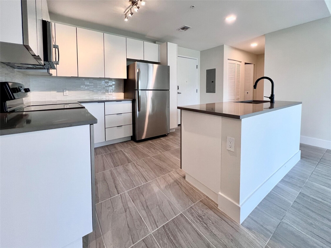 Primary Photo - 120 N Compass Way