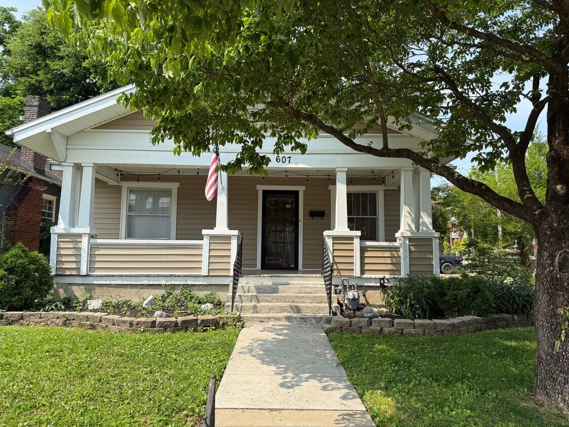 Foto principal - 3 Bed/1 Bath Home with Cellar