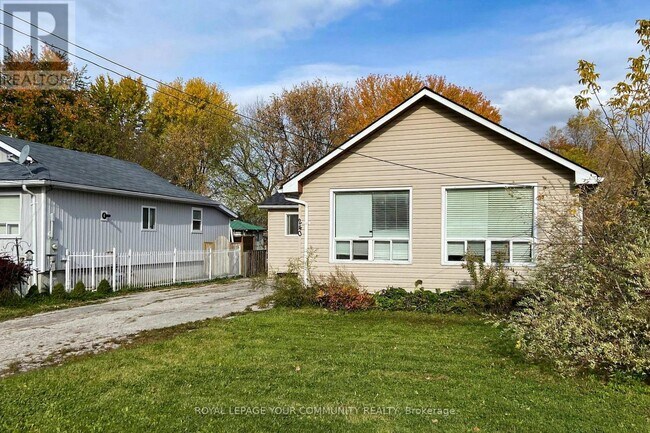 Photo du bâtiment - 240 Royal Rd