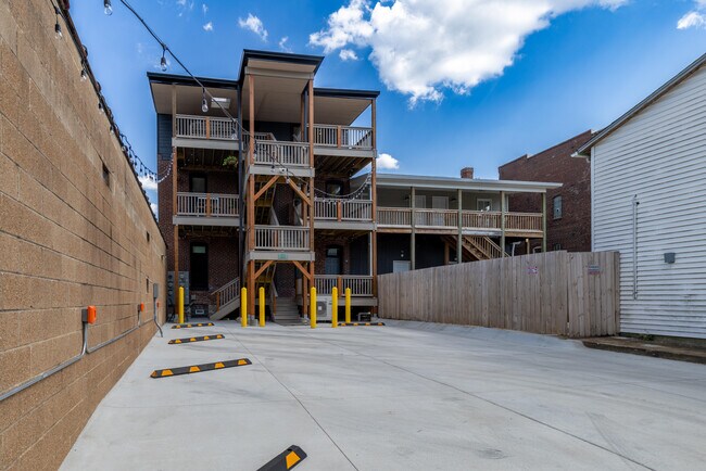 Esta unidad tiene dos niveles de terraza propios. - 3231 Morganford Rd