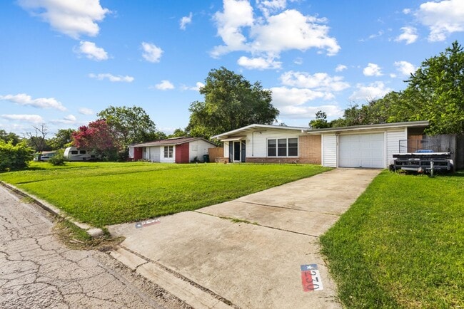 Building Photo - 230 Brettonwood Dr