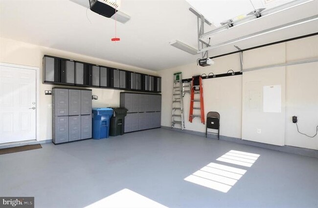 CUSTOM GARAGE CABINETS - 8934 Yellow Daisy Pl