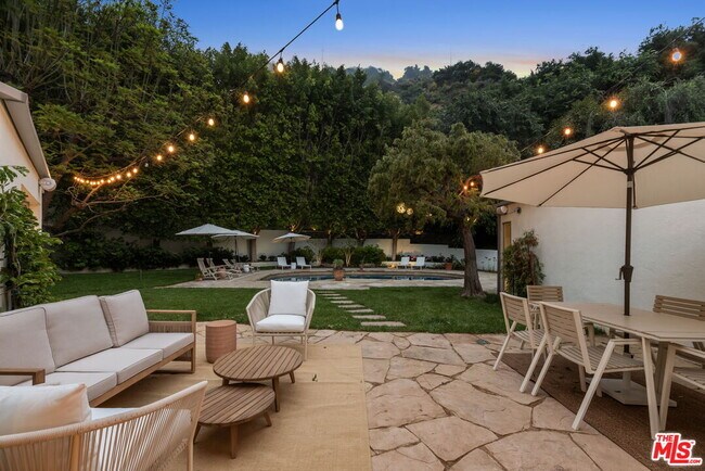 Foto del edificio - 9451 Hidden Valley Pl