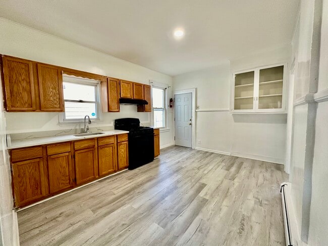 Eat-in Kitchen - 432 N 12th St