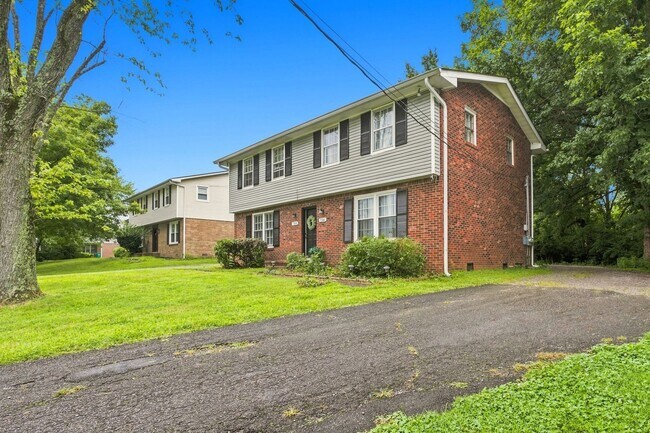 Foto del edificio - Charming 2-Story Bellevue Townhome in Nashville