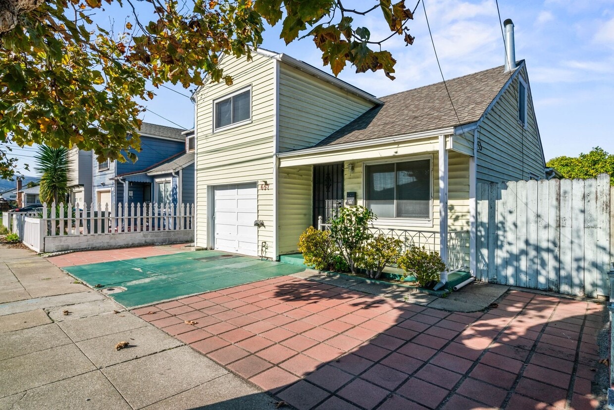 Primary Photo - Stylish 2BR/2BA Home with Backyard, Bonus Rooms & Loft!