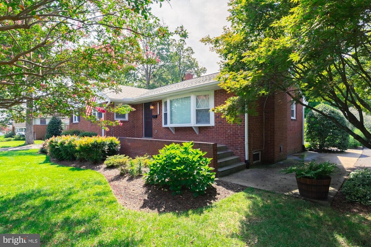 Foto principal - 6000 Westchester St