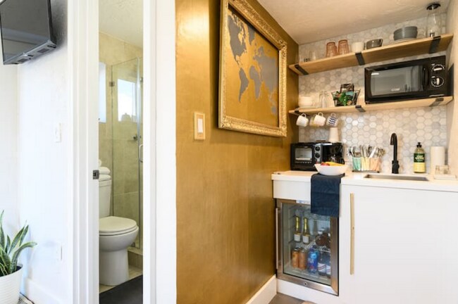 Kitchenette equipped with mini fridge and single burner - 2458 Arthur St