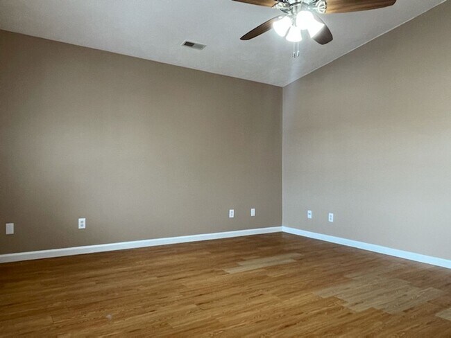 Foto del edificio - Pun-believable Deal: Stunning 3 Bed/1 Bath...