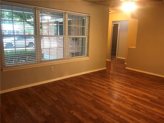 Foto del edificio - 2118 Collins Dr