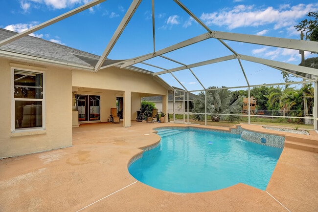 Building Photo - 513 SE Cliff Rd