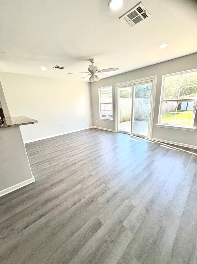 Building Photo - 1504 Southport Blvd