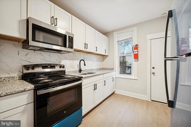 Building Photo - 5517 Jane St