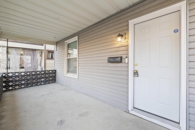 Building Photo - 1736 Bruck St