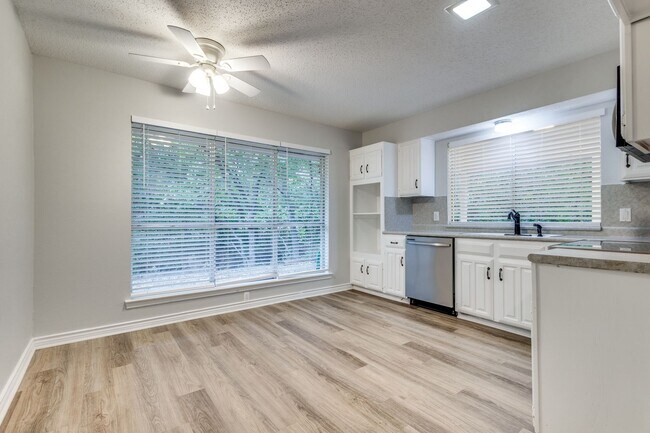 Building Photo - Spacious Lot! Recently-Renovated House Plu...