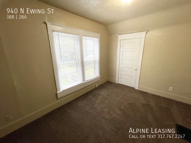 Building Photo - Large Near East 3BR/2BA House!