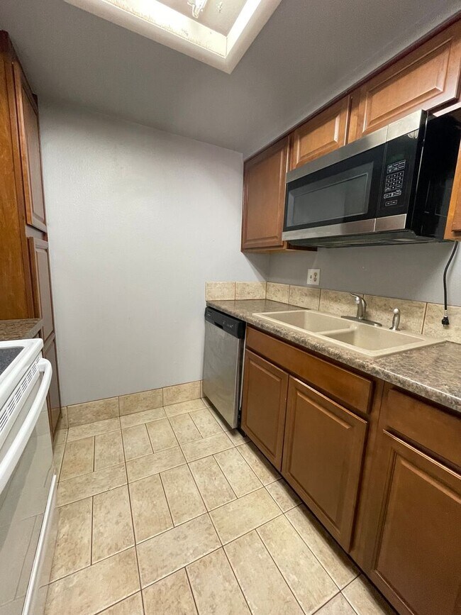 Building Photo - 1 MONTH FREE!! 2B/1B Upper Level Condo in Cottonwood Villas - Available NOW!