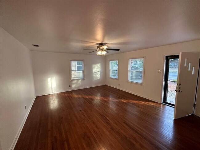 Building Photo - 609 W N Loop Blvd