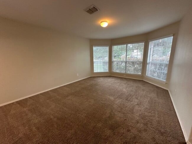 Building Photo - 3BR 2 Fb