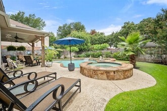 Building Photo - 1215 Boerne Dr