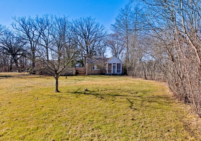 Building Photo - 646 Pine Ln