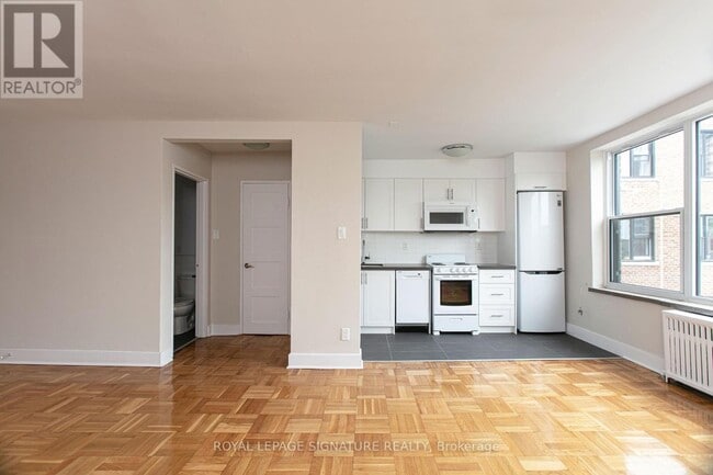 Building Photo - 1545 Bathurst St